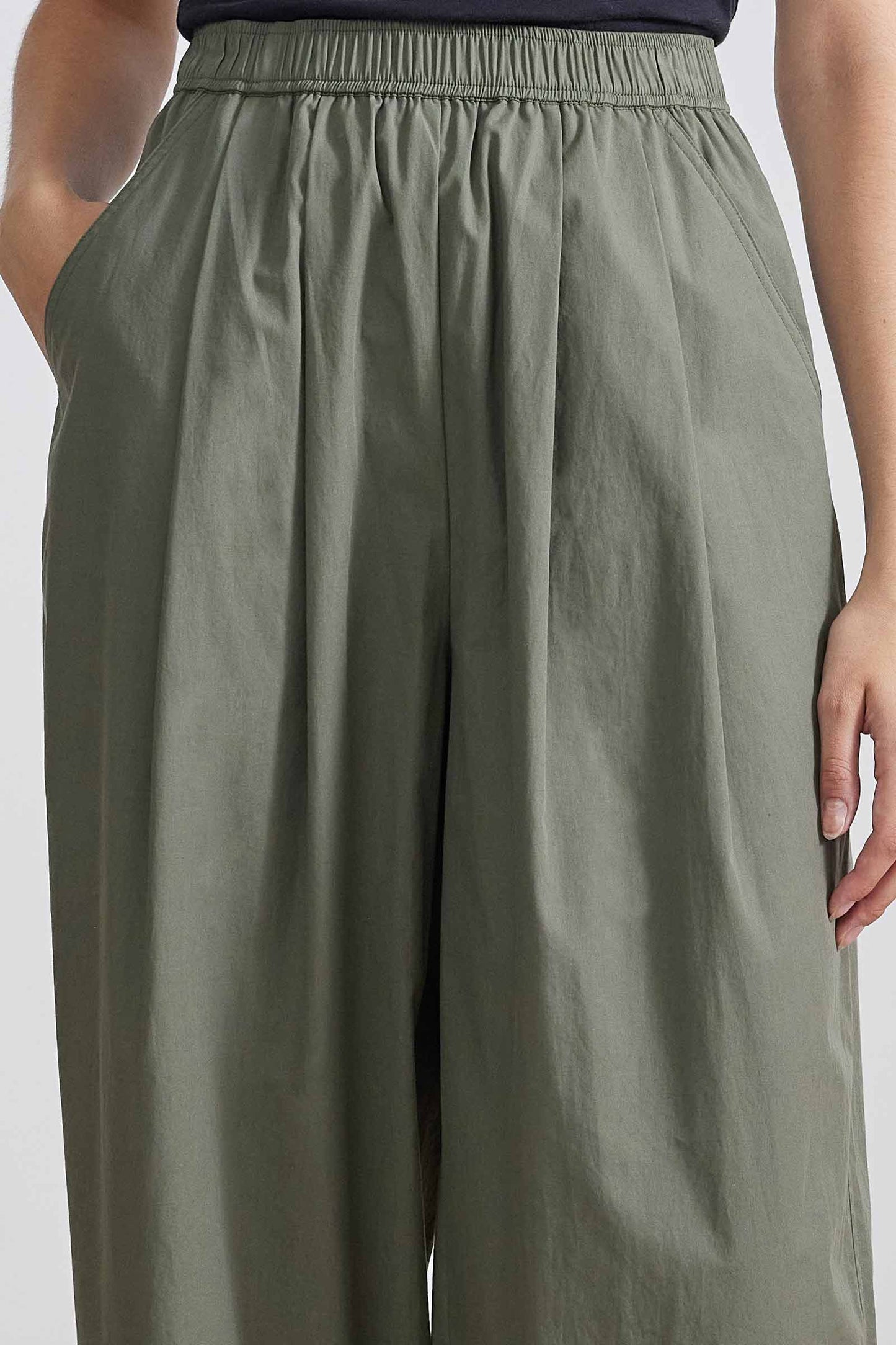 AA Spa Pleated Pants
